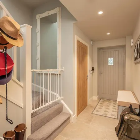 Hilltop Snug: Cozy Family Retreat In Guest house *