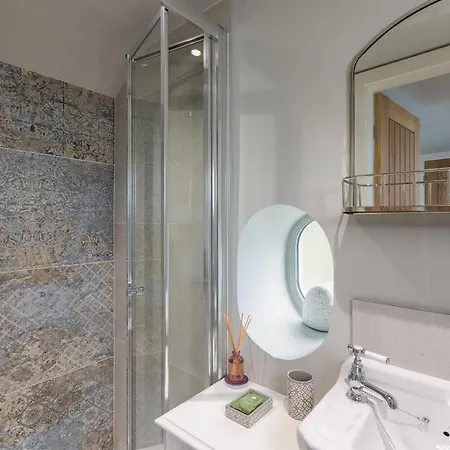 Hilltop Snug: Cozy Family Retreat In Guest house Pateley Bridge