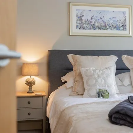 Guest house Hilltop Snug: Cozy Family Retreat In
