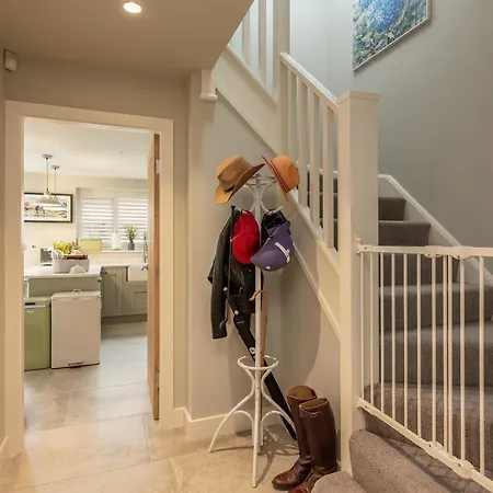 Hilltop Snug: Cozy Family Retreat In Guest house