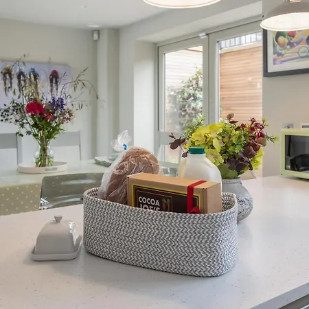 Hilltop Snug: Cozy Family Retreat In Guest house *