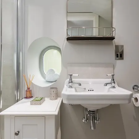 Hilltop Snug: Cozy Family Retreat In Pateley Bridge